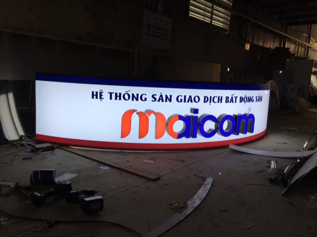 làm bảng hiệu mica