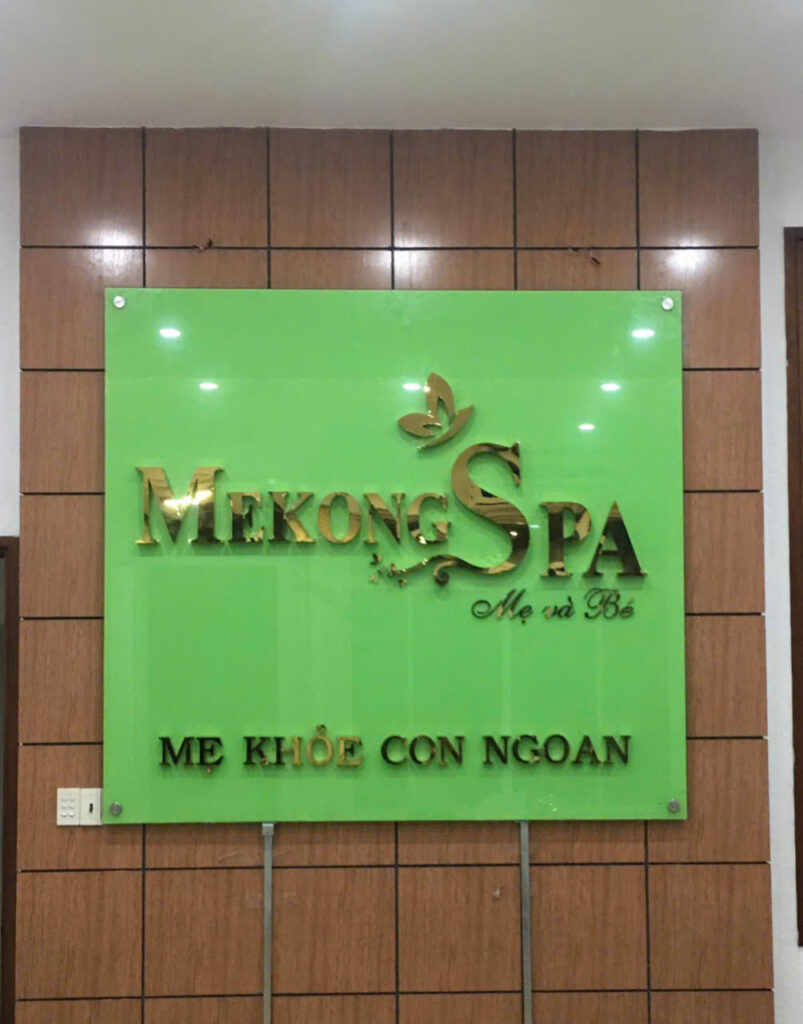 làm bảng hiệu mica quầy lễ tân