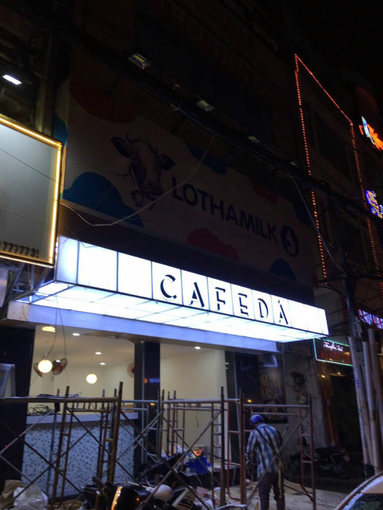 làm bảng hiệu mica