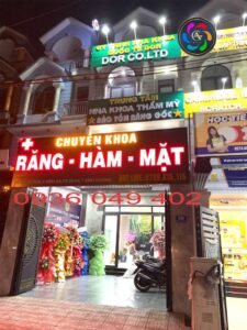 vụ làm bảng hiệu Alu chữ nổi Mica sáng đèn