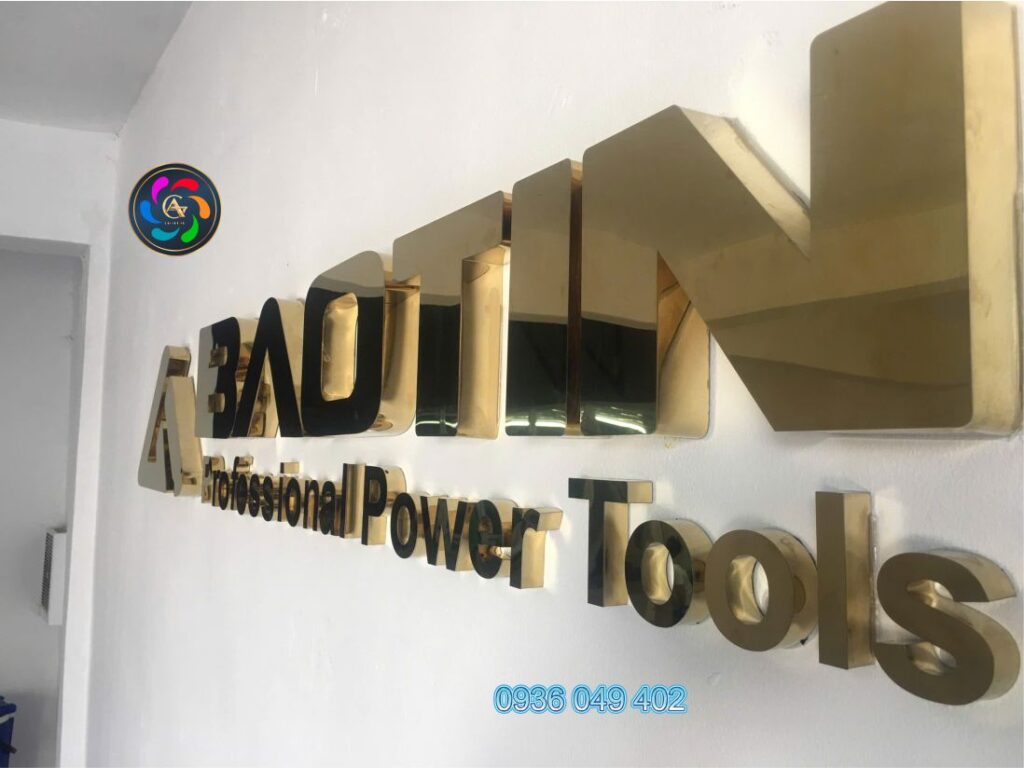 logo inox quầy lễ tân màu vàng gương