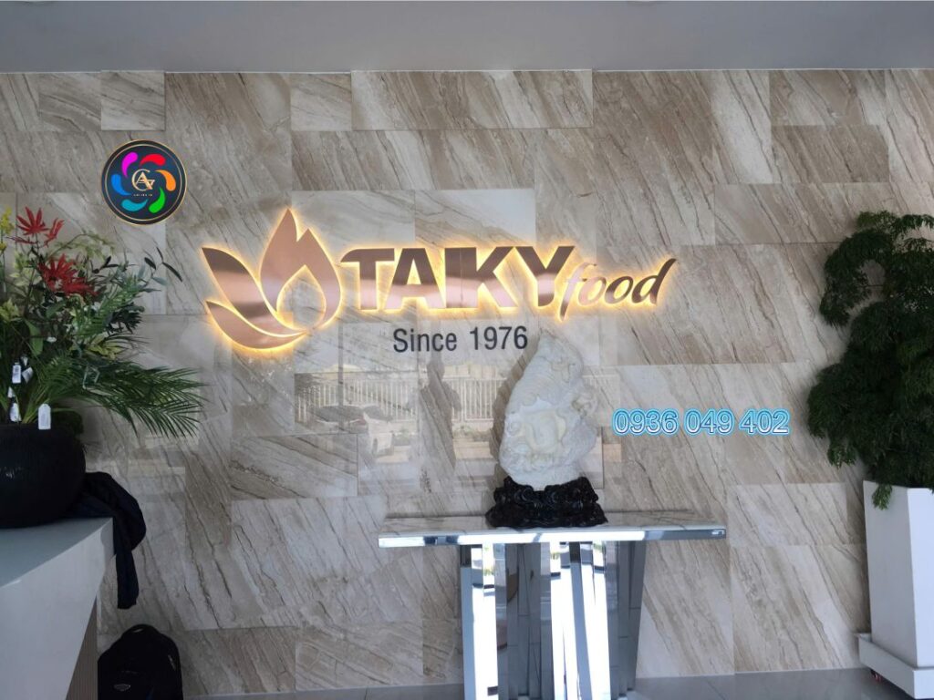 logo inox quầy lễ tân sáng đèn dạ chân, chữ màu đồng