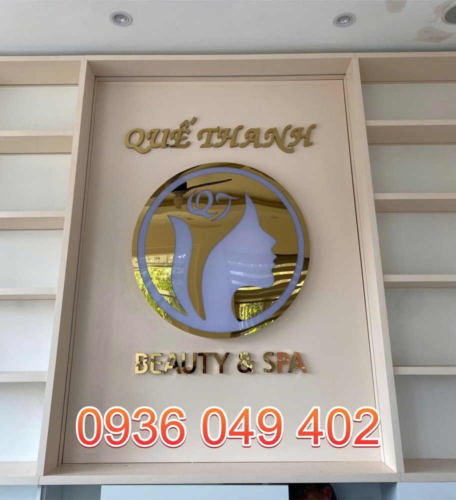 Thi công logo inox đẹp, sáng bóng và tinh xảo kết hợp mica cho spa Quế Thanh